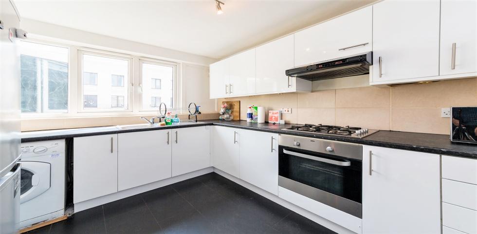 			PRIVATE ROOF TERRACE, 4 Bedroom, 1 bath, 1 reception Flat			 Shalfleet Drive, LADBROKE GROVE